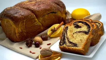 Secretul cozonacului pufos care se rupe fâșii și nu crapă. Trucurile din bătrâni fac diferența!