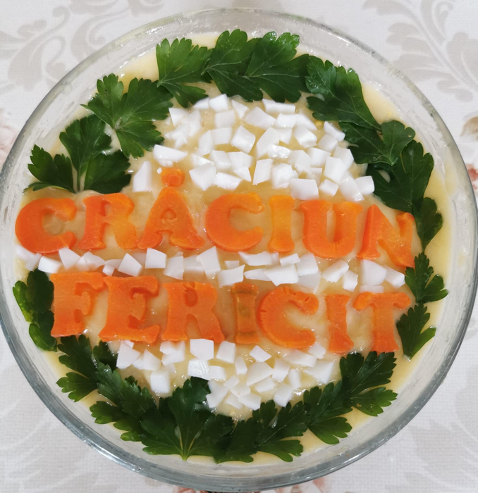 Salata de boeuf este nelipsită de sărbători/ Sursa foto: Facebook