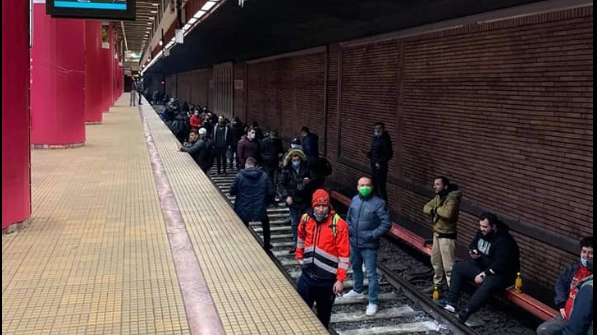 Greva spontană la metroul din București, vineri dimineața! Angajații au coborât pe linii
