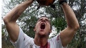 A avut ce invata de la Bear Grylls! Un arestat american uitat intr-o celula si-a baut urina pentru a supravietui!