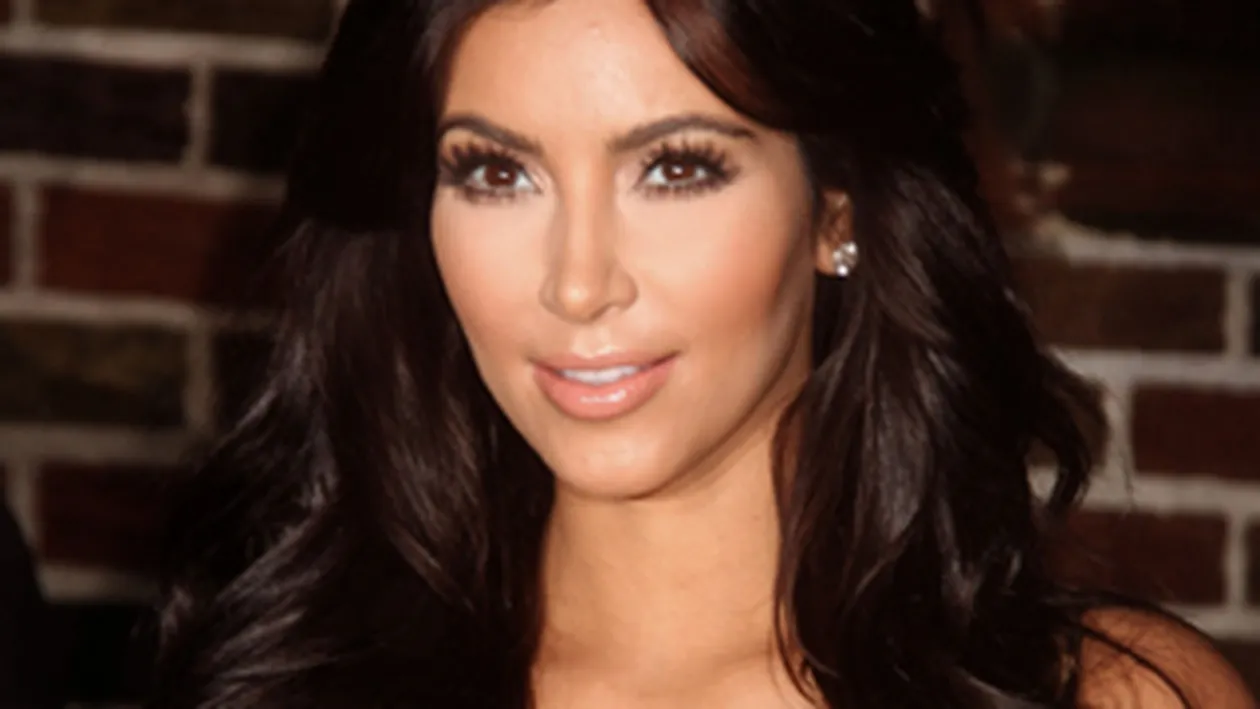 Blestemul lui Kim Kardashian poate lovi curand! Afla de ce se tem retailerii de rochia de mireasa purtata de vedeta!