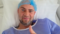 Cosmin Seleși, pe patul de spital. Prezentatorul TV a suferit o intervenție chirurgicală