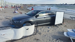 Incredibil! Imagini cu mașina unui turist parcată pe plajă, printre șezlonguri, în Saturn. Salvamarii au sunat la poliție