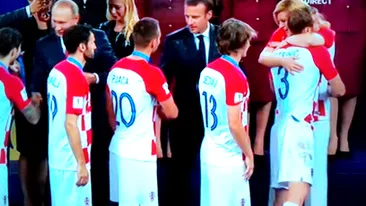 Franța e campioana mondială! Imagini emoționante cu învinșii, croații, consolați de șefa țării, Kolinda Grabar-Kitarović! Putin și Macron i-au îmbrățișat și ei