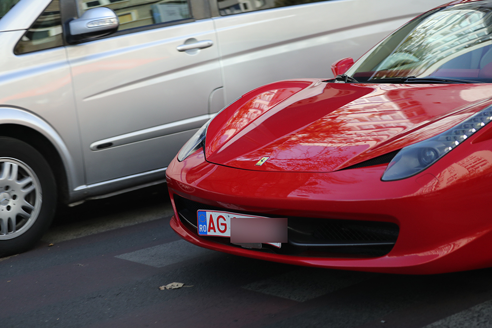 Rovenţa a apărut în Capitală cu super-bolidul Ferrari 458, pe care tocmai l-a achiziţionat
