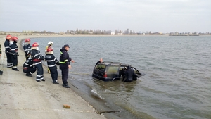 O maşină a fost găsită în Lacul Morii, din Bucureşti! Pompierii au intervenit de urgenţă
