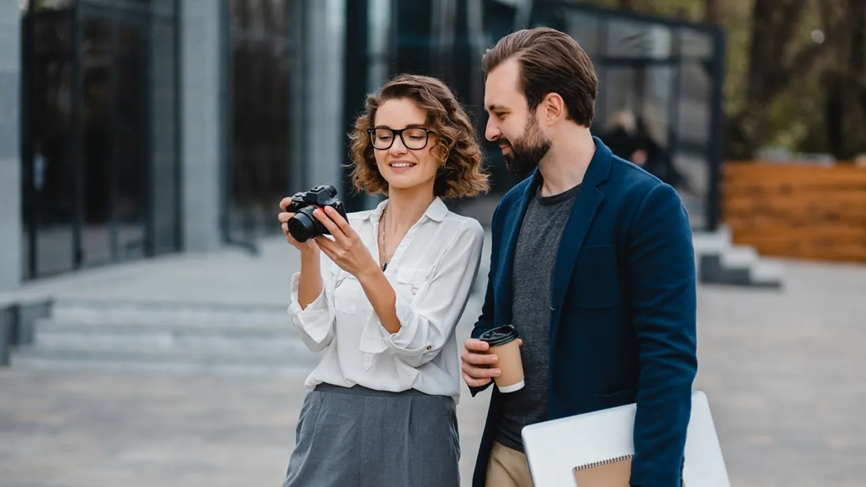 (P) Cum să asortezi sneakersii la ținutele office casual? 5 combinații elegante și confortabile