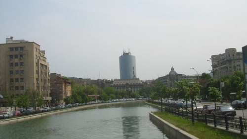 Un bărbat a fost fotografiat în timp ce făcea baie în Dâmboviţa. Motivul este incredibil! "De două săptămâni.."