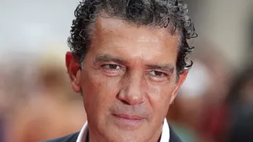 ANTONIO BANDERAS a fost dus de urgenţă la spital! Actorul a simţit o durere puternică în piept în timp ce făcea sport