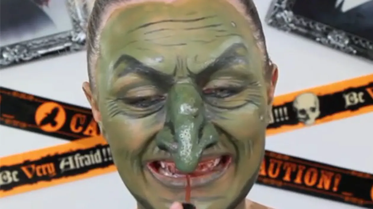 Iată cum te poţi transforma în noaptea de Halloween! Incredibil cum o femeie aşa frumoasă poate arăta ca o vrăjitoare