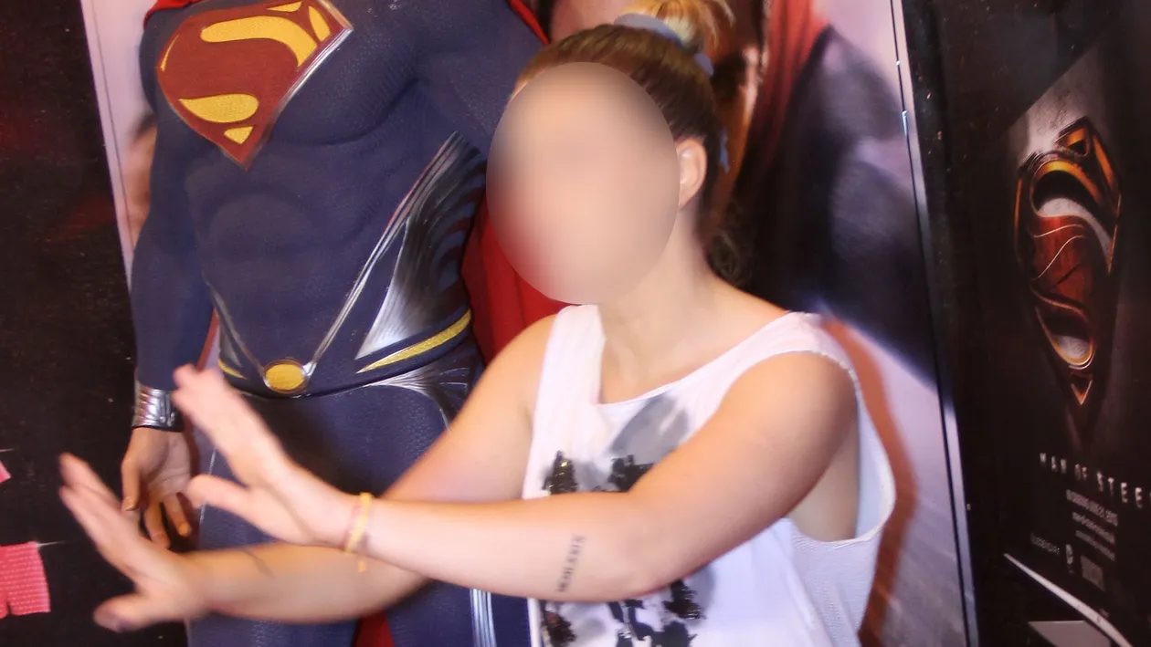 O prezentatoare TV, surprinsa in cea mai proasta zi a ei! Imbracata neglijent si nefardata la un eveniment!