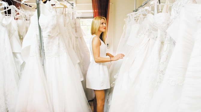 Denisa Nechifor se uita dupa rochie de mireasa