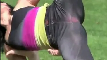 VIDEO Pitipoance la iarba verde! Ia uite-le cum s-au cracanat si si-au aratat chilotii fara rusine!