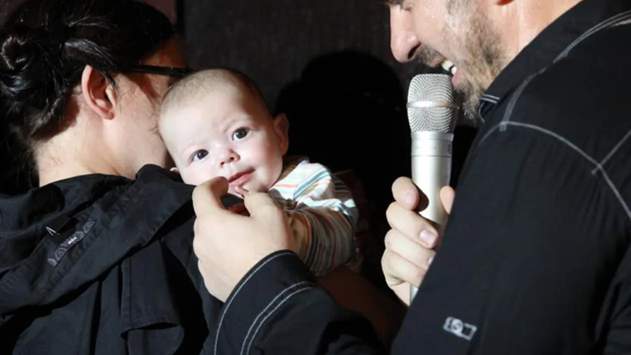 Horia Brenciu se topeste de dragul unui bebelus de doua luni! Oare ii trezeste sentimente paterne?