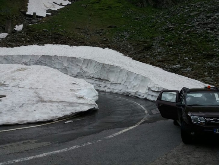 Zăpadă „cât casa” pe Transfăgărășan! Drumul este închis