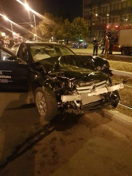 Accident grav provocat de fiul lui Leonard Doroftei în Ploiești! Tânărul butona telefonul mobil la volan