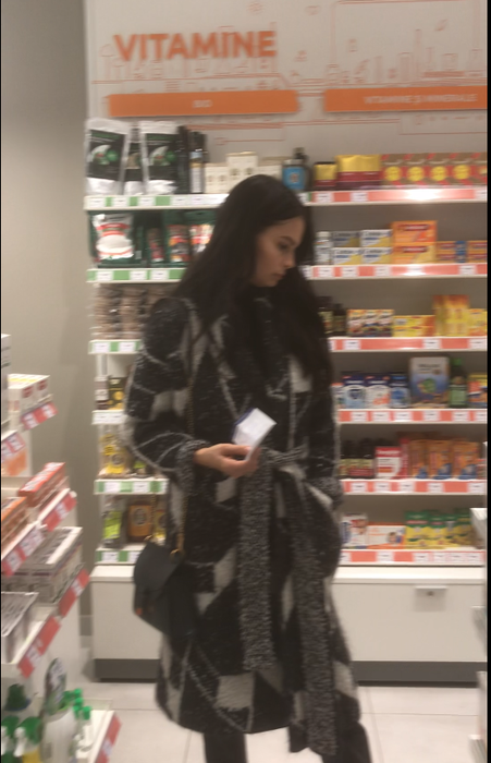 Anca a ajuns la farmacie și verifică medicamentele de pe rafturi
