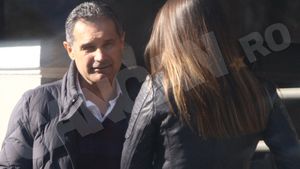 ”Cel mai bogat şomer” din România are şarm la 55 de ani. ”Nababul” a flirtat la o ţigară pe trotuar!