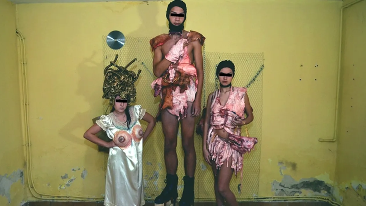 Pictorial bolnav din carne de porc donata ulterior maidanezilor! O scoala de modeling a reinterpretat costumul divei Lady Gaga!