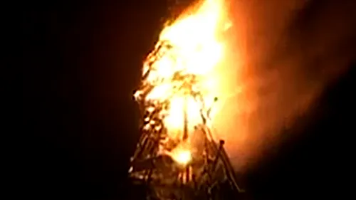 Bradul de Craciun din centrul Onestiului a luat foc chiar in timpul concertului lui Pepe. Vezi cum a reactionat cantaretul!