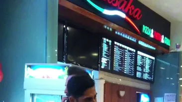 Nici la masa nu-l lasa! Connect-R a fost asaltat de fani! Vezi cum a facut artistul fata situatiei!