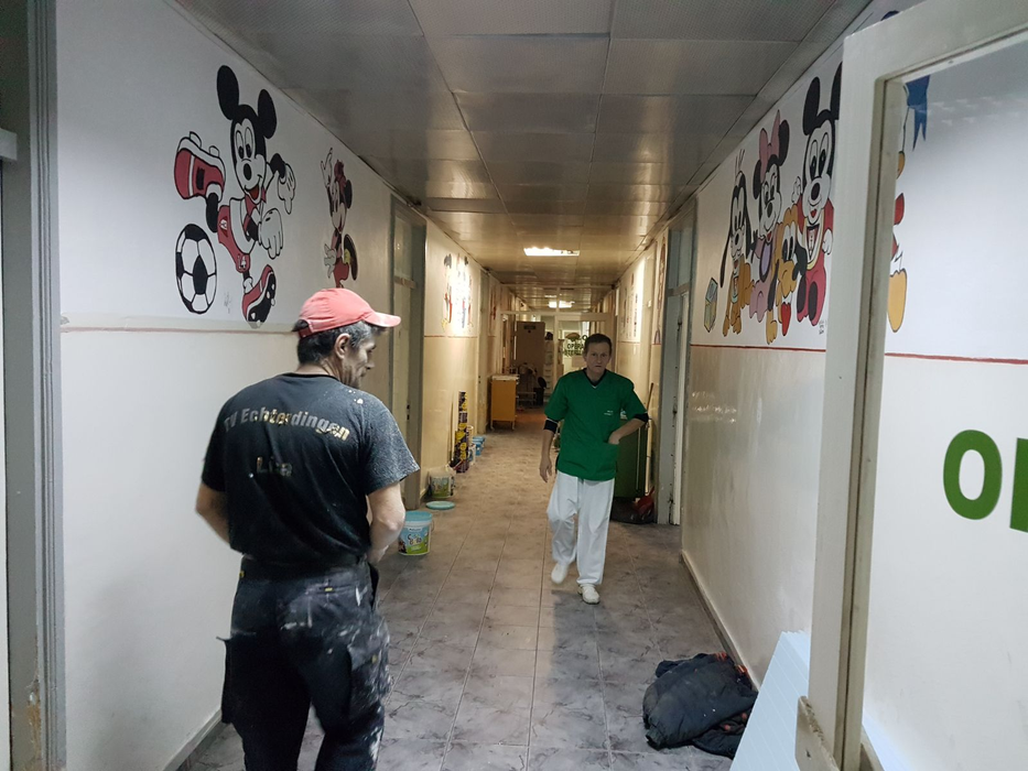 Brancardierii, medicii și asistentele au lucrat la renovare cot la cot cu muncitorii