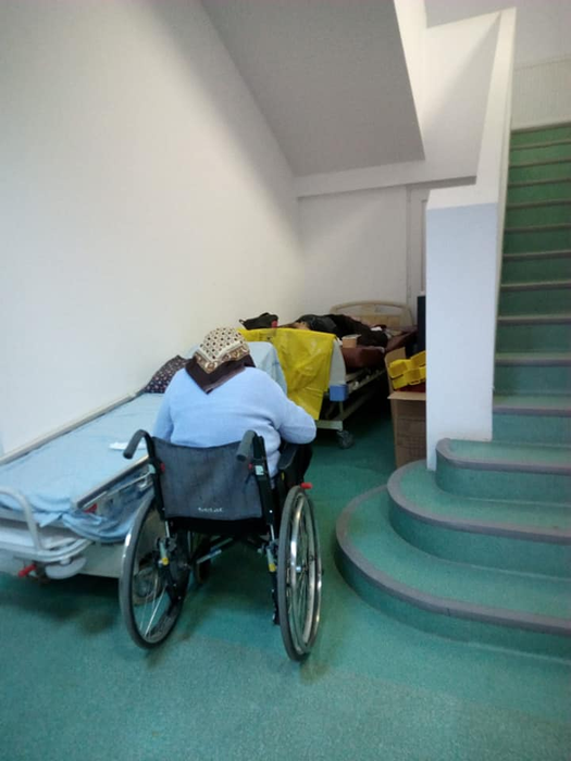 Imagini dure! Pacienții Covid-19 de la Institutul Marius Nasta, tratați pe holurile spitalului. Sistemul medical, în pragul colapsului. „Nu mai fac față”