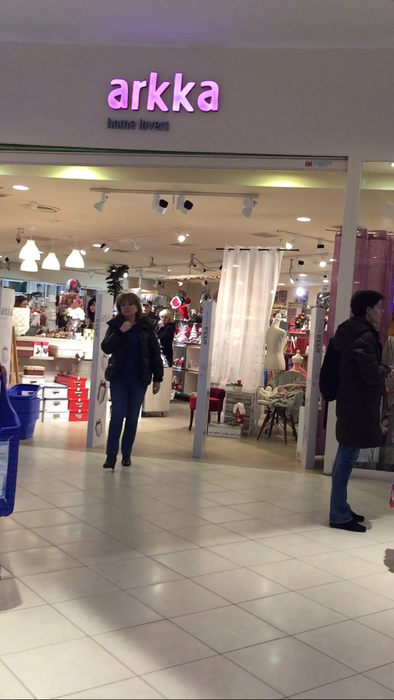 Maria Băsescu a fost într-un hipermarket pentru a căuta cadouri