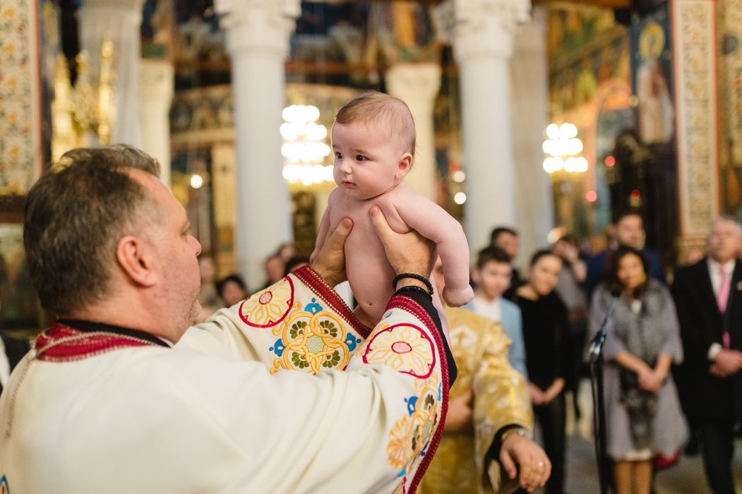 Ela Crăciun și-a botezat fiul. Cum l-a îmbrăcat pe Nicholas-Andrei și ce ținută a purtat vedeta Antena 3 FOTO