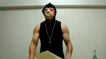 VIDEO Antrenamentul de dupa Revelion! Vezi cum un smecher isi lucreaza bicepsii cu bidonul de tuica si cu monitorul de la calculator! La final se premiaza cu vin direct din sticla!