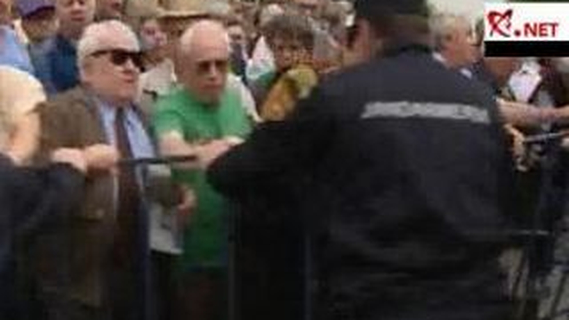 VIDEO Pensionarii au fortat gardurile de protectie si au ajuns in fata intrarii de la Palatul Cotroceni!