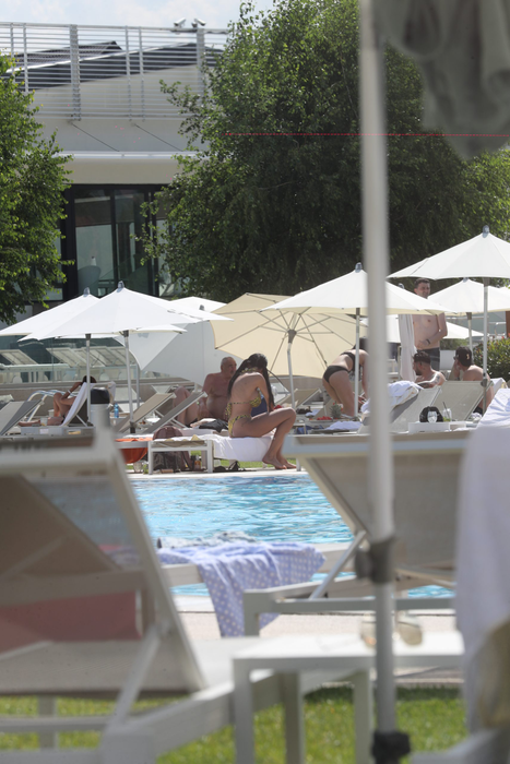 Raluca, sexy în costum de baie