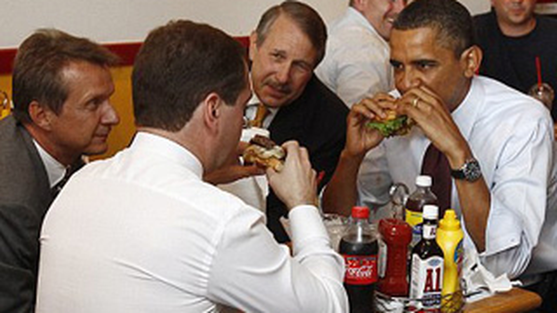 Barack Obama si Dmitri Medvedev au mancat hamburgeri impreuna!