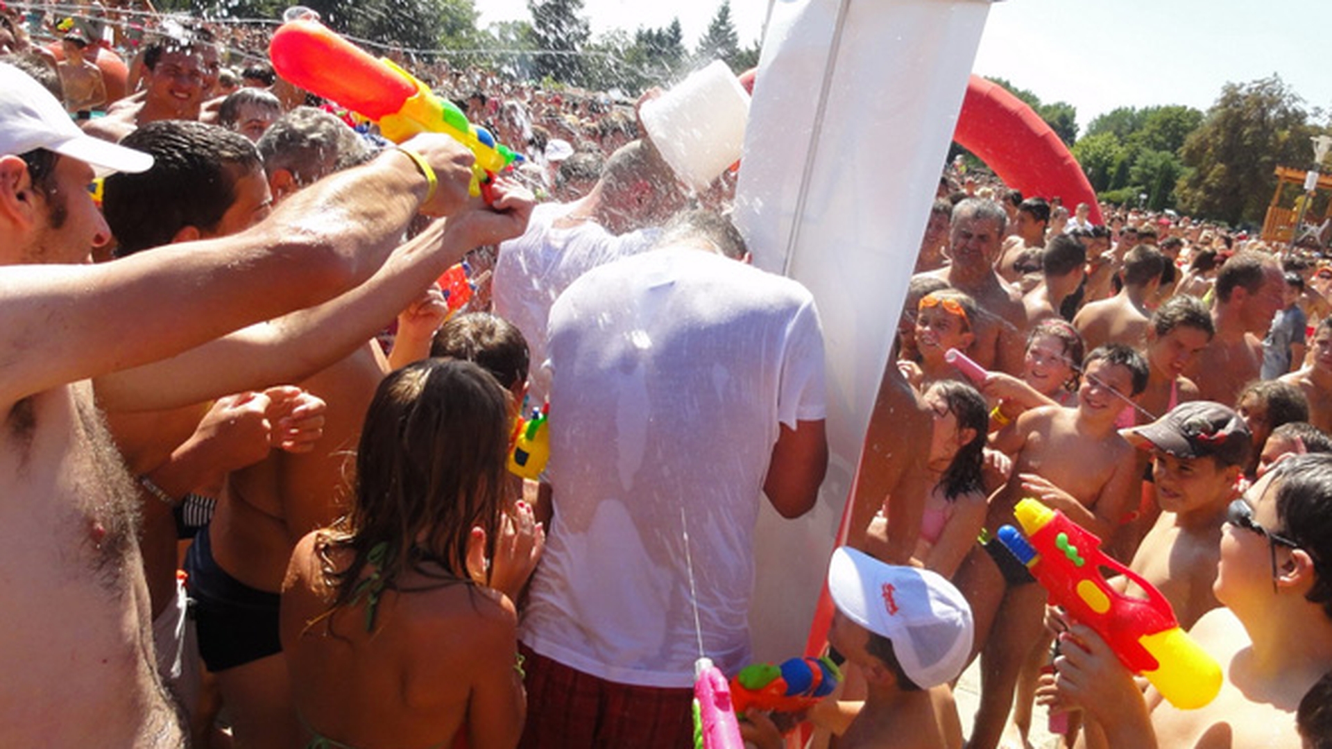 Peste 8.000 de aradeni au luat parte la Marea Bataie cu Apa! DJ Sara a inlocuit pistolul cu apa cu un furtun