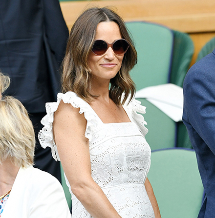 Pippa Middleton, însărcinată în 8 luni, la plajă! Cum arată în costum de baie