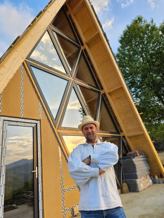 Cum arată casa de vacanță a lui Cosmin Seleși din inima Maramureșului. A petrecut primul Paște acolo cu familia
