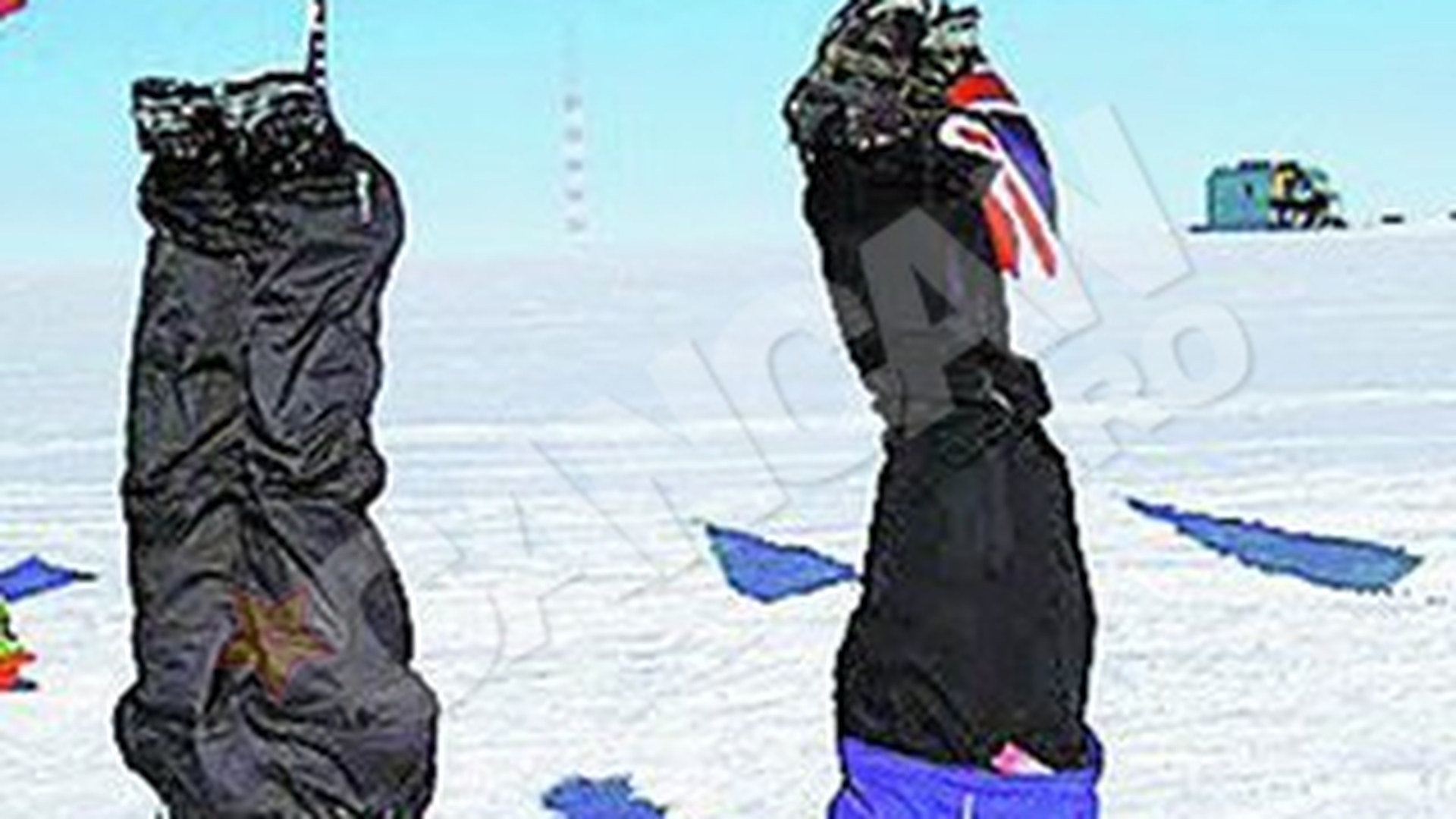 Milionarul Romeo Dunca si alpinistul Coco Galescu au facut giumbuslucuri la -35 de grade Celsius. Au stat in cap la Polul Sud