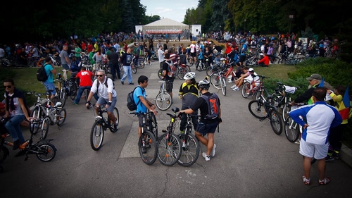ALTERCAŢIE la PROTESTUL BICICLIŞTILOR, după ce un şofer a intrat cu maşina între manifestanţi