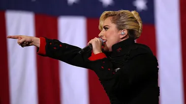 Lady Gaga şochează din nou! Cum a apărut îmbrăcată la un miting electoral