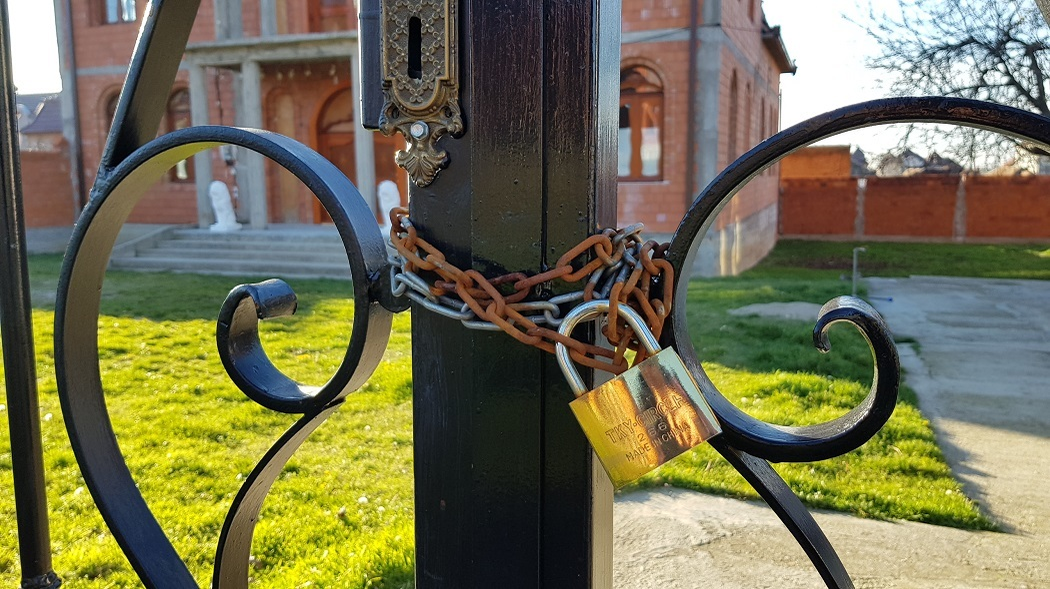 Porţile palatelor din Covăsânţ sunt legate cu lanţuri