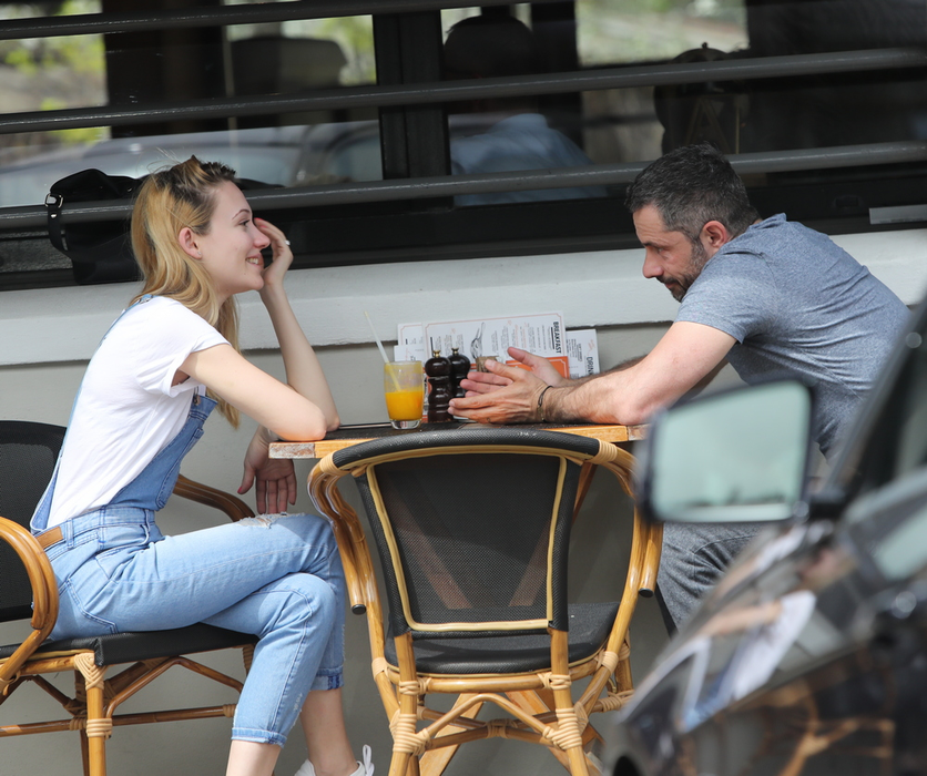 Stefan Lungu cu o blondina la cafenea