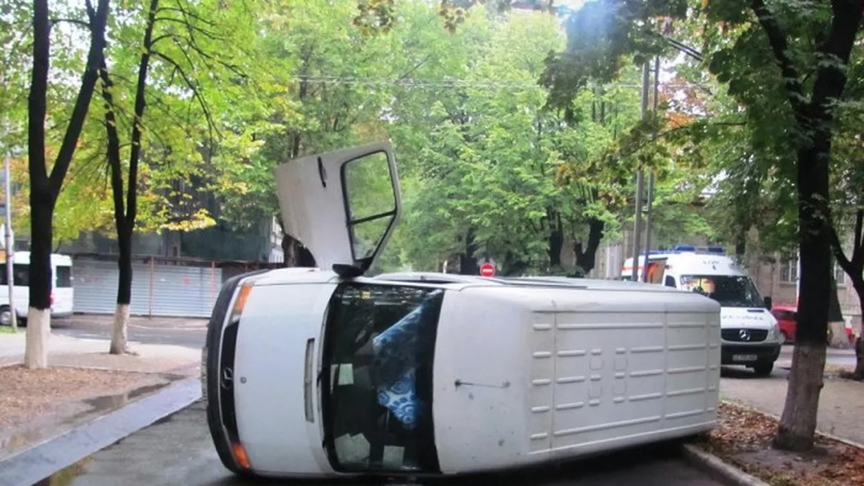 Microbuz răsturnat în Vrancea. Cinci persoane au fost rănite