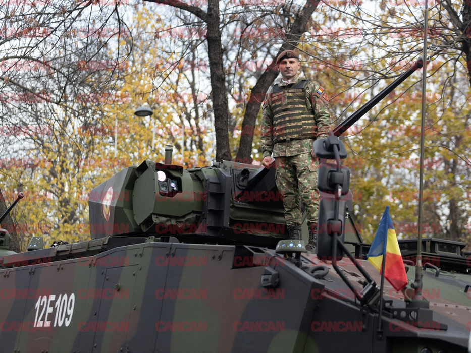 Imagini LIVE de la parada militară de 1 decembrie. Cum au apărut poliţistele la defilare. FOTO