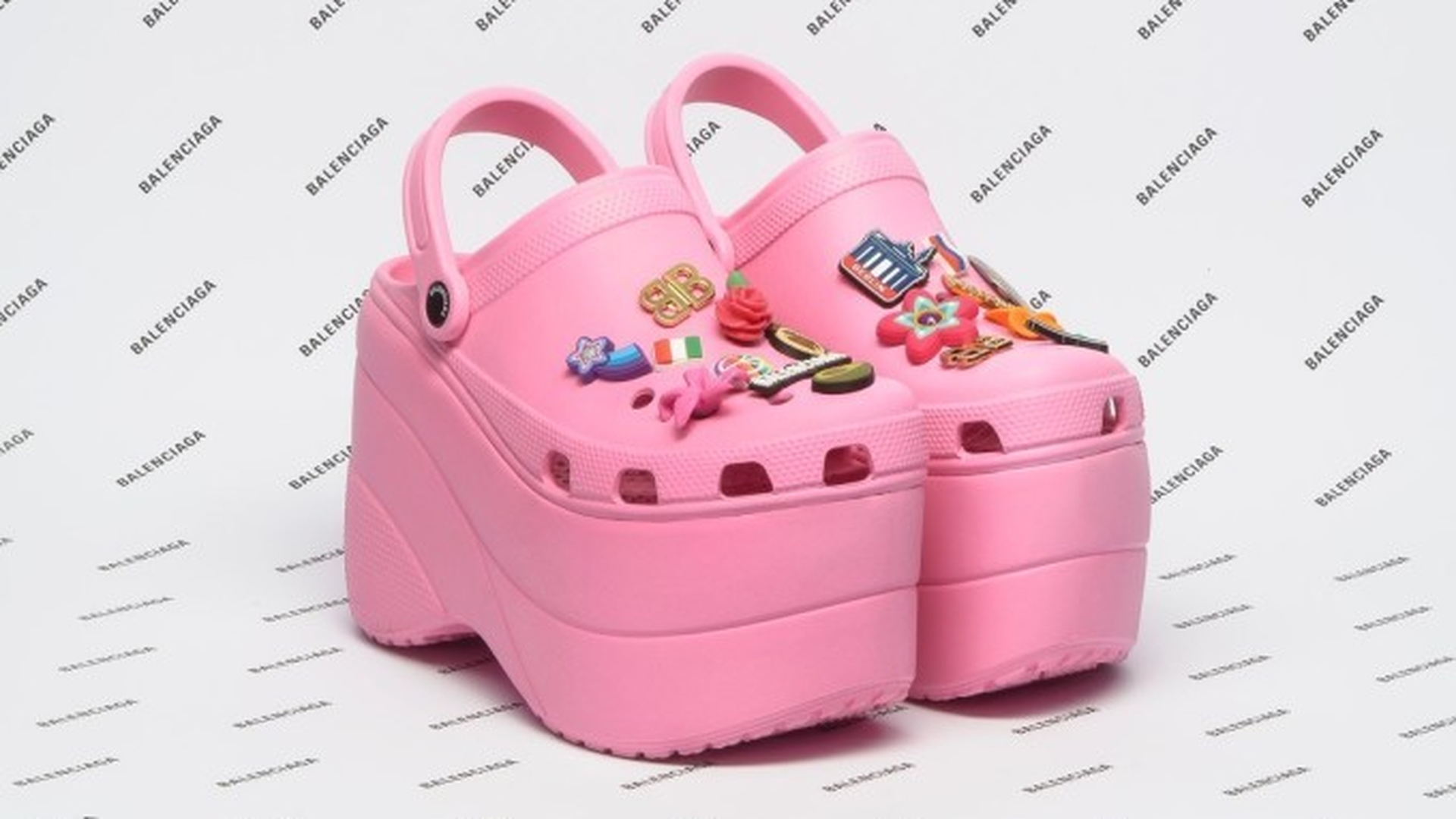 Fabulos! Saboţi din plastic, vânduţi la un preţ exorbitant. Au dat pe ei trei salarii de la noi!