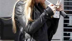 Kirstie Alley a tras o pipa pe strada in asteptarea fiicei ei