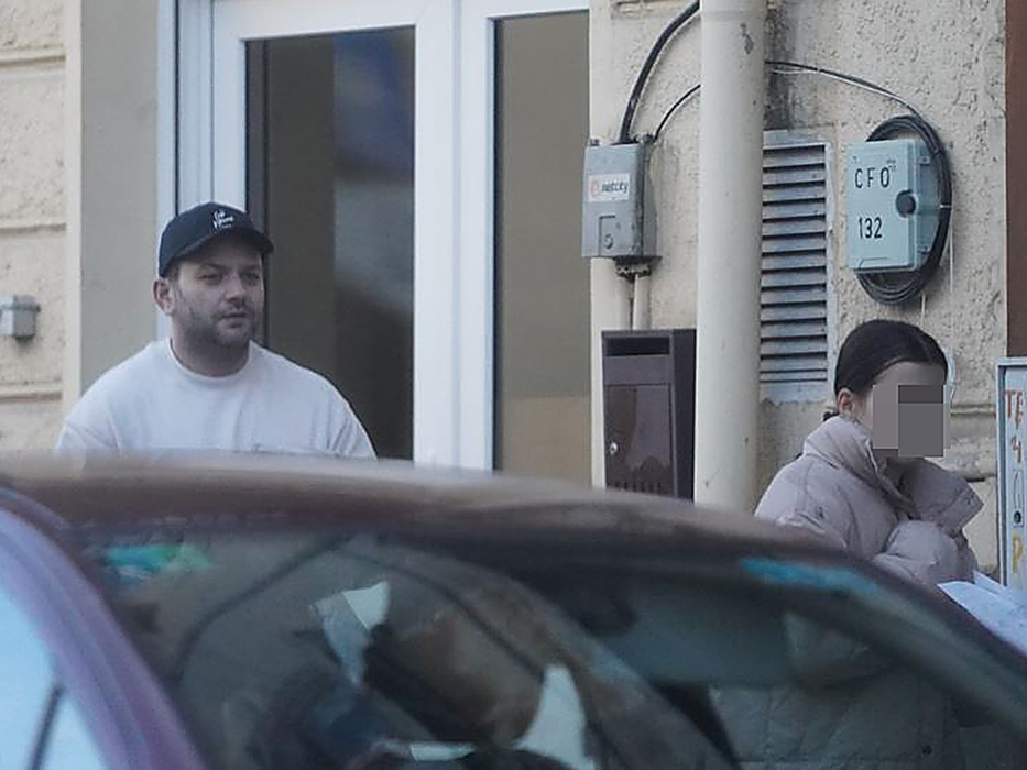Mihai Morar iese cu fiica lui din clinică (SURSA FOTO: CANCAN.RO)