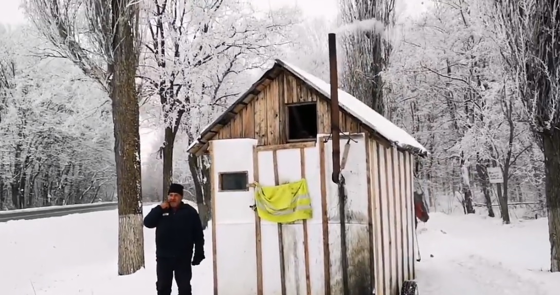 Ciobanul din Botoșani care și-a pus casa pe roți și e trasă de cai! Nea Ion își plimbă nevasta gravidă prin sat