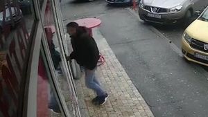 Un bărbat din Constanța a furat un portofel și a început să facă mai multe plăți cu cardul. Cine deține mai multe informații, să sune la 112. FOTO