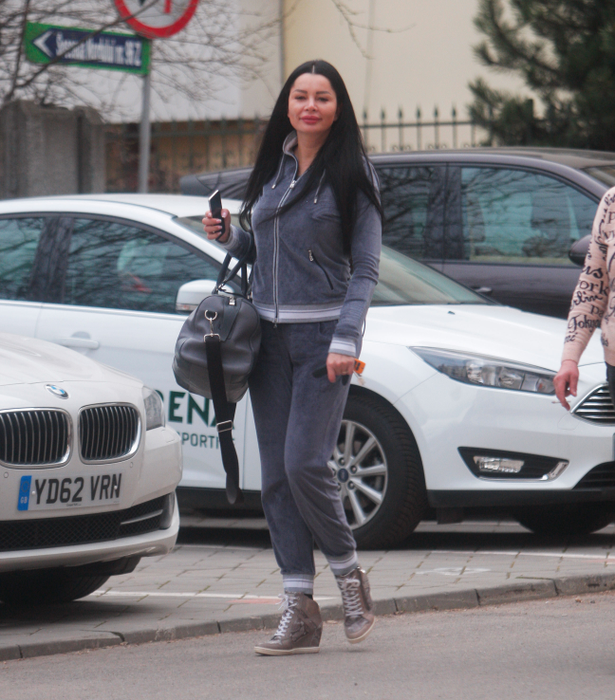 Brigitte s-a îmbrăcat în haine extrem de mulate