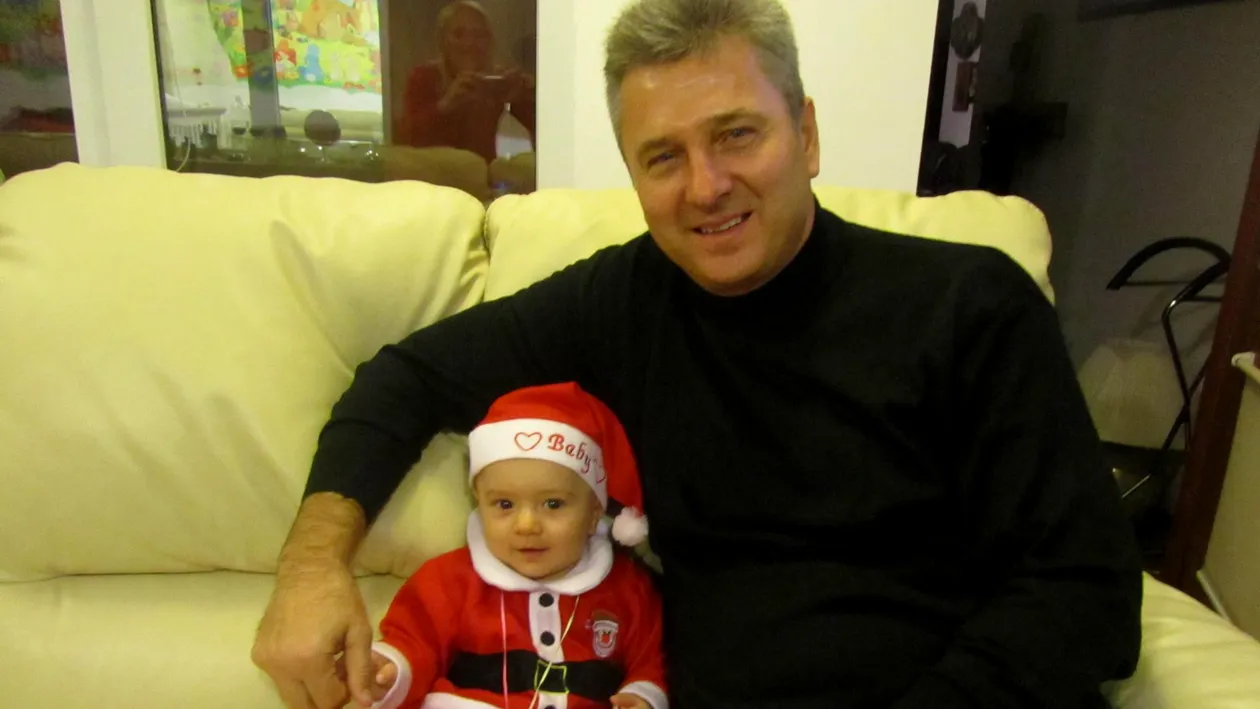 Băiatul lui Florin Pandele l-a aşteptat pe Moş Nicolae deghizat în Moş Crăciun!